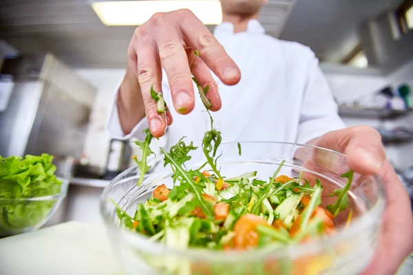 Chef Professionnel Mélangeant Les Ingrédients Salade Dans Bol — Photo