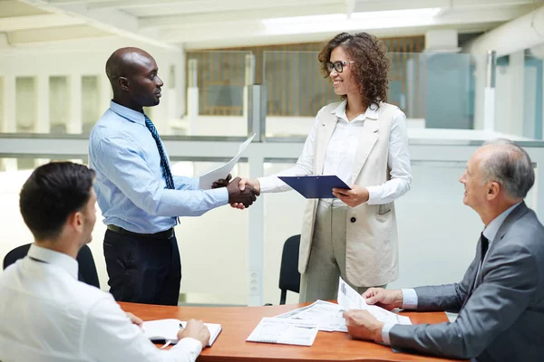 African Businessman Handshaking Caucasian Colleague Her Speech Conference — Stock Photo, Image
