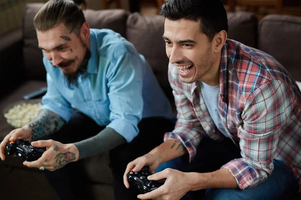 Портрет Двох Схвильованих Дорослих Чоловіків Татуюваннями Насолоджуються Змаганням Відеоігор Весело — стокове фото
