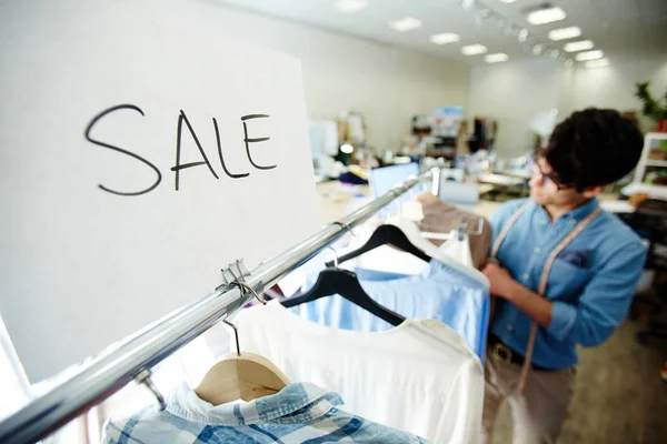 Papel Dizendo Sobre Venda Roupas Casuais Elegantes Loja Alfaiataria — Fotografia de Stock