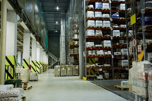 Racks Com Mercadorias Embaladas Armazém Moderno — Fotografia de Stock