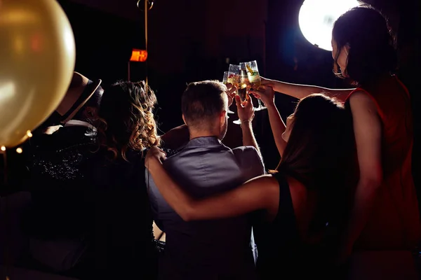 Genieten Van Avond Met Vrienden Thuis Partij Zittend Bank Roosteren — Stockfoto