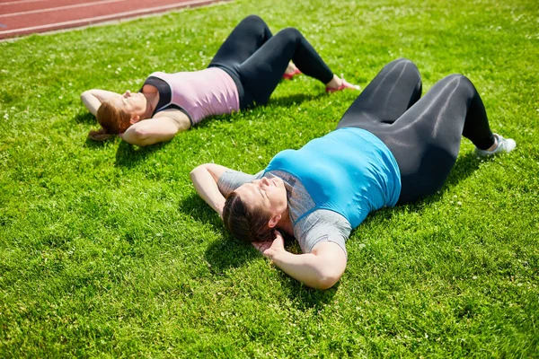 Small Group Young Active Plump Women Struggling Overweight Green Lawn — Stock Photo, Image