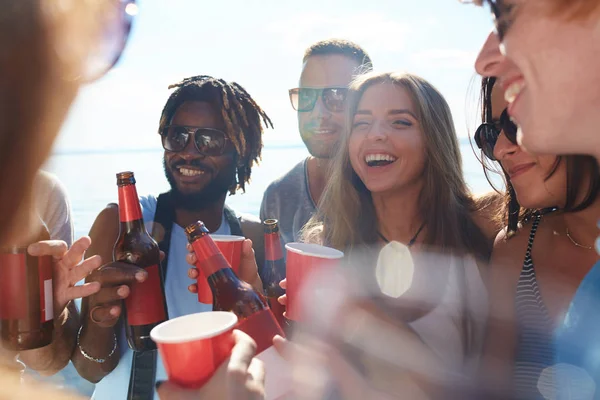 Amigos Alegres Divirtiéndose Playa —  Fotos de Stock