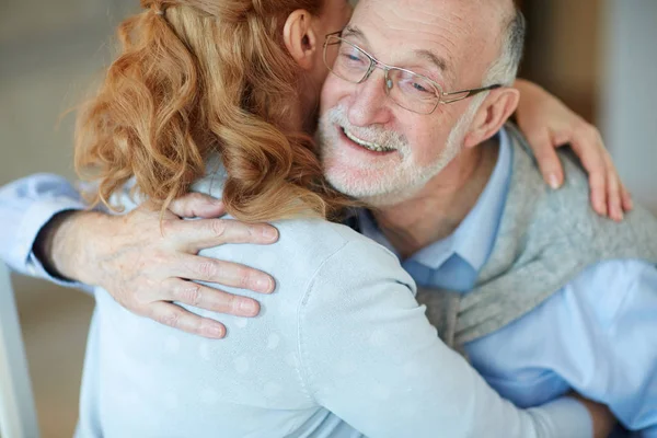 Porträtt Kärleksfulla Mogna Människor Omfamnar Gärna Firar Semester Tillsammans Hemma — Stockfoto