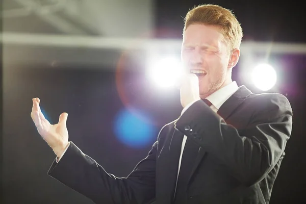 Retrato Cintura Joven Orador Guapo Con Traje Clásico Que Agudiza —  Fotos de Stock