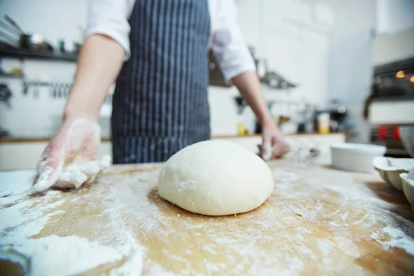 Ham somun ekmek ahşap tahta üzerinde