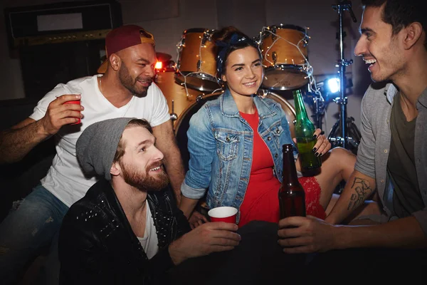 Hedendaagse Jongeren Drie Mannen Vrouw Feesten Nachtclub Drinken Bier Plezier — Stockfoto