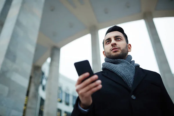 Χαμηλή Γωνία Πορτρέτο Του Όμορφος Επιχειρηματίας Κρατώντας Smartphone Από Την — Φωτογραφία Αρχείου