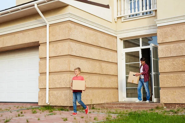 Little Boy His Father Boxes Leaving House — Stock Photo, Image