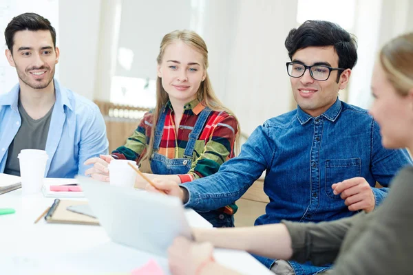 Groupe Jeunes Designers Écoute Présentation Collègue Sur Lieu Travail — Photo