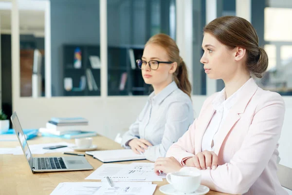 Due Ragazze Sedute Alla Scrivania Briefing — Foto Stock