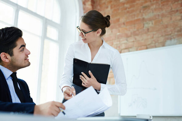 Коллеги обдумывают вопросы нового проекта, который они готовят к конференции
