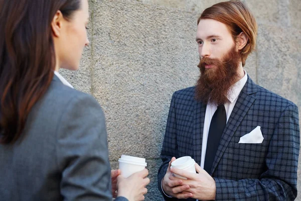优雅的男子与胡子交谈的同事在咖啡歇 — 图库照片