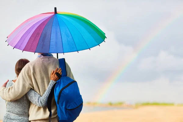 Rückansicht Von Touristen Mit Rucksack Die Unter Bunten Regenschirmen Ländlicher — Stockfoto