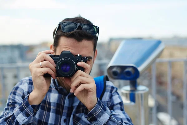 Portrait Young Man Taking Picture Vintage Photo Camera While Standing — Stock Photo, Image