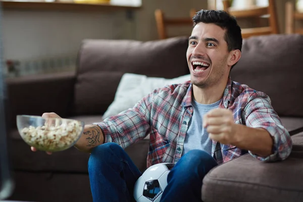 Retrato Del Hombre Emocionado Viendo Partidos Deportivos Televisión Animando Alegremente — Foto de Stock