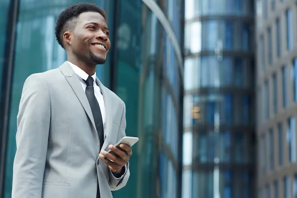 Vendedor Con Smartphone Ciudad —  Fotos de Stock