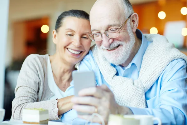 Smiley Senior Paar Schaut Video Smartphone — Stockfoto