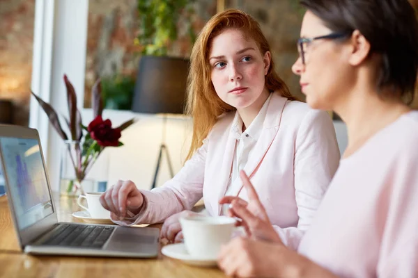 Ekonomer Diskuterar Fungerande Strategier Eller Nytt Projekt Vid Möte — Stockfoto