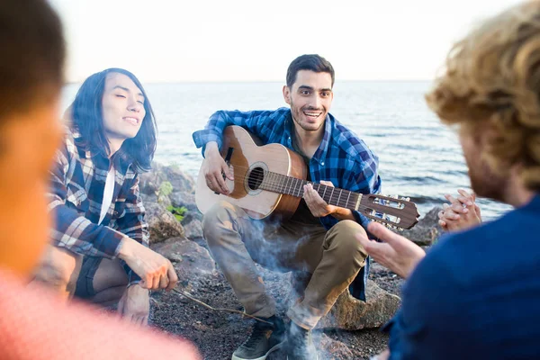 Mutlu Adam Gitar Akşam Kamp Ateşi Etrafında Deniz Kenarında Harcama — Stok fotoğraf