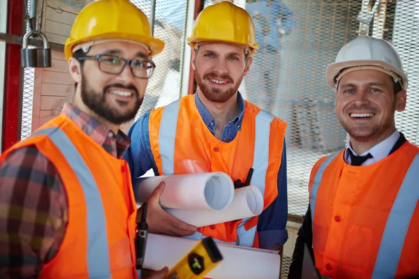 Tre Costruttori Cantiere Che Guardano Telecamera — Foto Stock