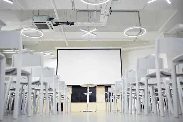 Innenraum Des Konferenzsaals Mit Whiteboard Und Stühlen — Stockfoto