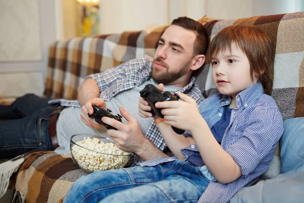 人と男の子 ポップコーンのソファに座って ビデオ ゲームをプレイ — ストック写真