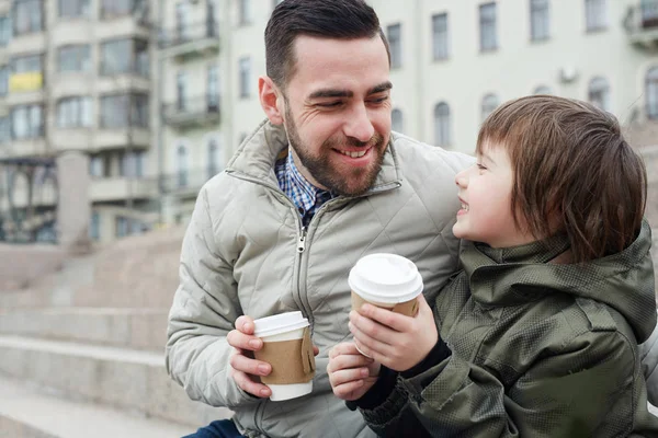 Feliz Hombre Hijo Hablando Aire Libre —  Fotos de Stock