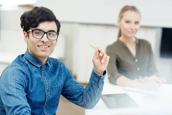 Glücklicher Highschool Schüler Blickt Die Kamera — Stockfoto