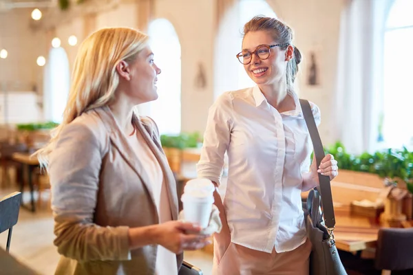 Joven Colega Alegre Charlando Animadamente Entre Mientras Está Pie Cafetería — Foto de Stock