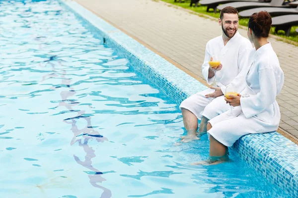 Carefree Young Couple Having Fun Swimming Pool Legs Water — Stock Photo, Image