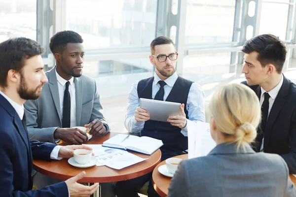 Grupo Empleados Que Discuten Información Financiera — Foto de Stock