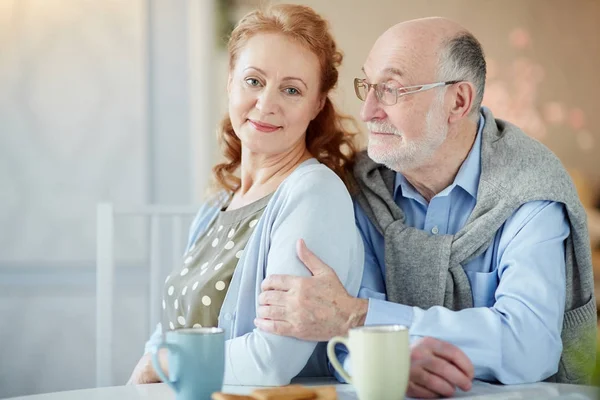 Gelukkig Amoureuze Senior Paar Zitten Keuken — Stockfoto