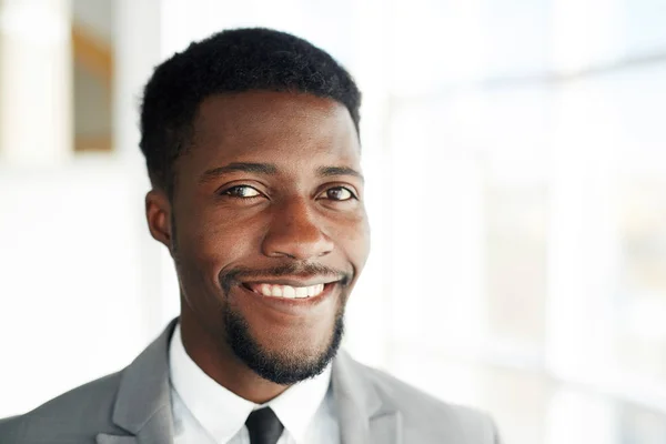 Jovem Empresário Olhando Para Câmera Com Sorriso Dos Dentes — Fotografia de Stock