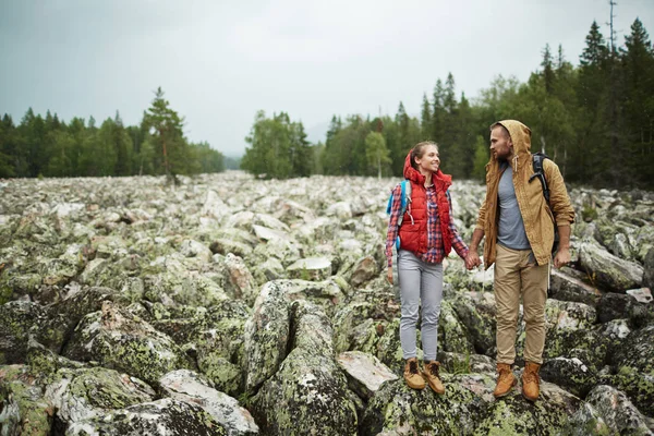 Unga Turist Diskutera Var Att Nästa — Stockfoto