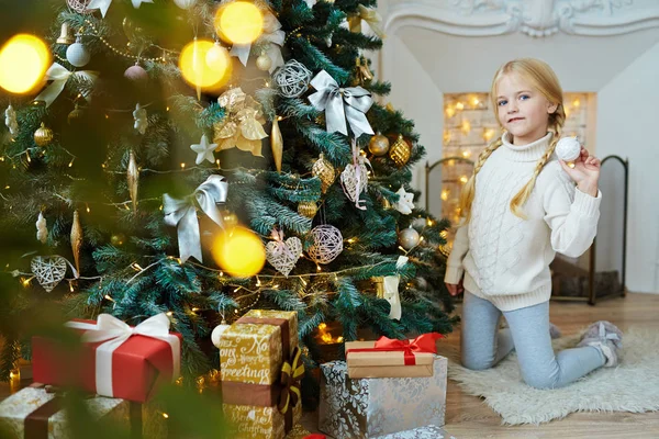 Lyckligt Barn Visar Dekorativa Bubbla Förberedd För Xmas Tree — Stockfoto