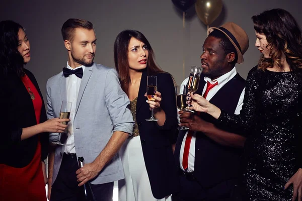 Grupo Multi Étnico Amigos Elegantes Reuniram Para Celebrar Ano Novo — Fotografia de Stock