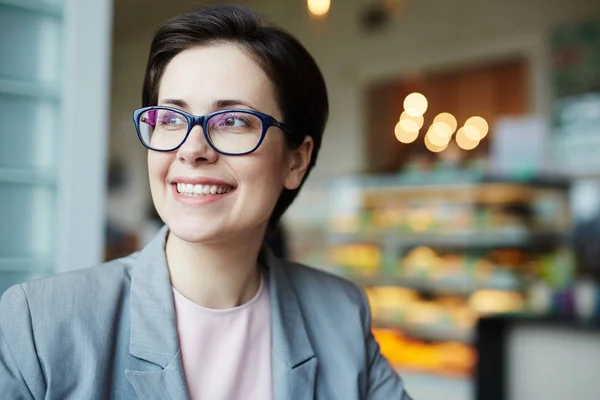 Retrato Sonriente Mujer Negocios Contemporánea Mirando Hacia Otro Lado Ventana — Foto de Stock