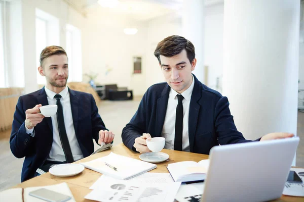 Homens Jovens Formalwear Olhando Para Dados Line — Fotografia de Stock