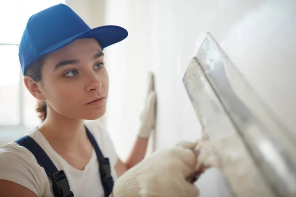 Porträtt Ung Vacker Kvinna Byggarbetsplatsen Kvinnlig Arbetstagare Utjämning Väggar Med — Stockfoto