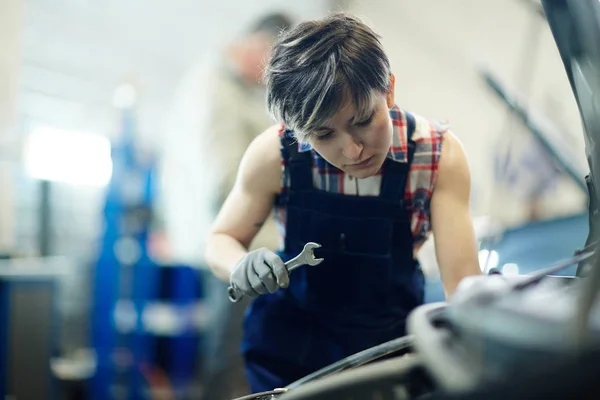 Jonge Vrouw Met Reparatie Auto Sleutel — Stockfoto