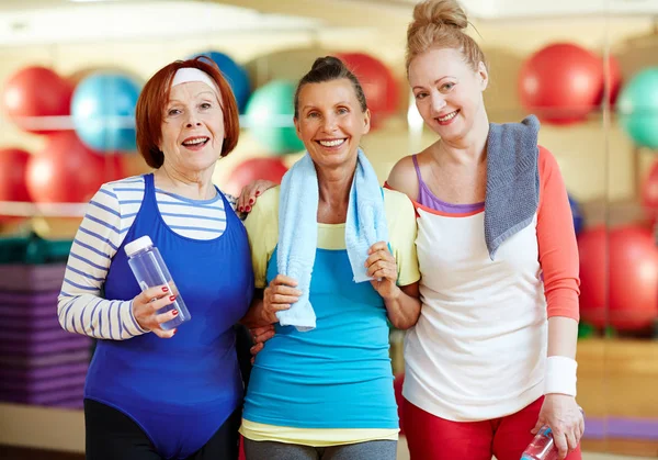 Mulheres Muito Maduras Activewear Olhando Para Câmera Ginásio — Fotografia de Stock