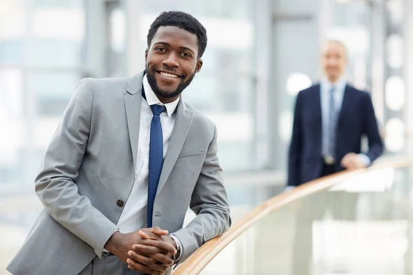 Homme Attrayant Tenue Cérémonie Regardant Camer Avec Sourire — Photo