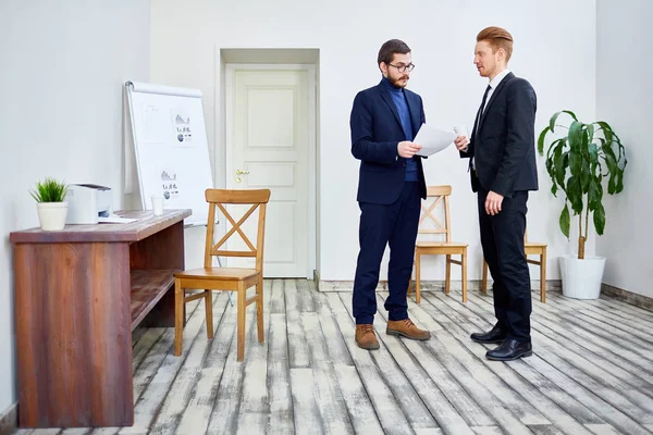 Porträtt Två Kollegor Står Office Och Pratar Diskuterar Dokument Och — Stockfoto