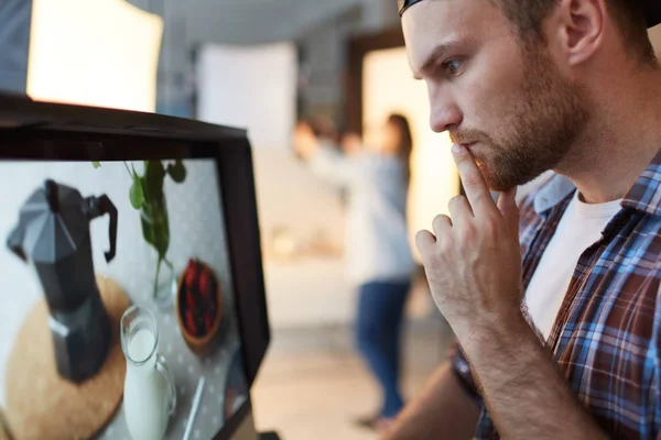 Pensive Food Blogger Front Monitor — Stock Photo, Image