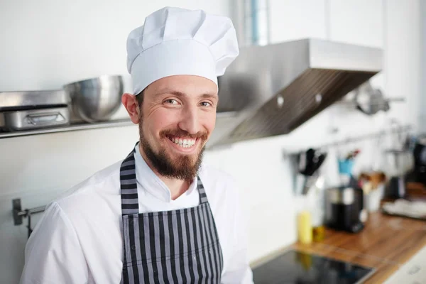 Baker Kock Hatt Och Förkläde Tittar Kameran — Stockfoto