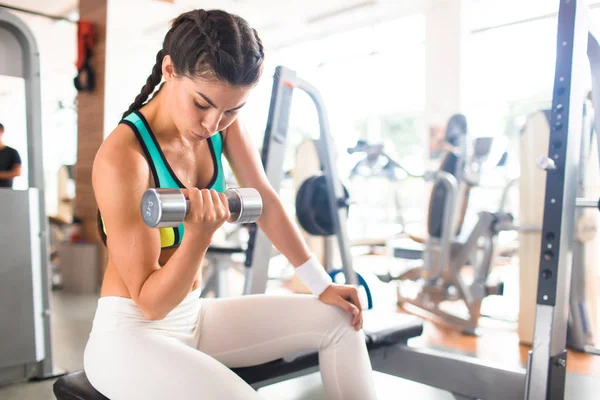 Ragazza Sportiva Con Manubri Che Allenano Palestra Moderna — Foto Stock