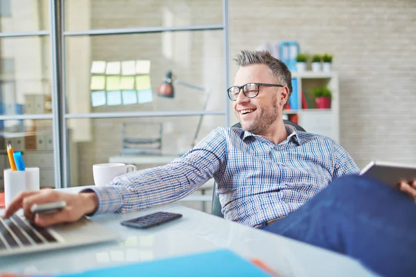 Optimistiska Medelålders Affärsman Njuter Lätt Arbete Med Moderna Apparater Han — Stockfoto