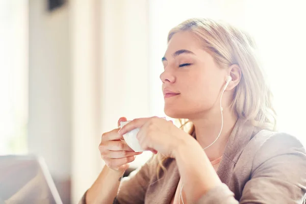 Csésze Tea Hallgató Hoz Kedvenc Zene Pihentető Szabadidős Nyugodt Lány — Stock Fotó